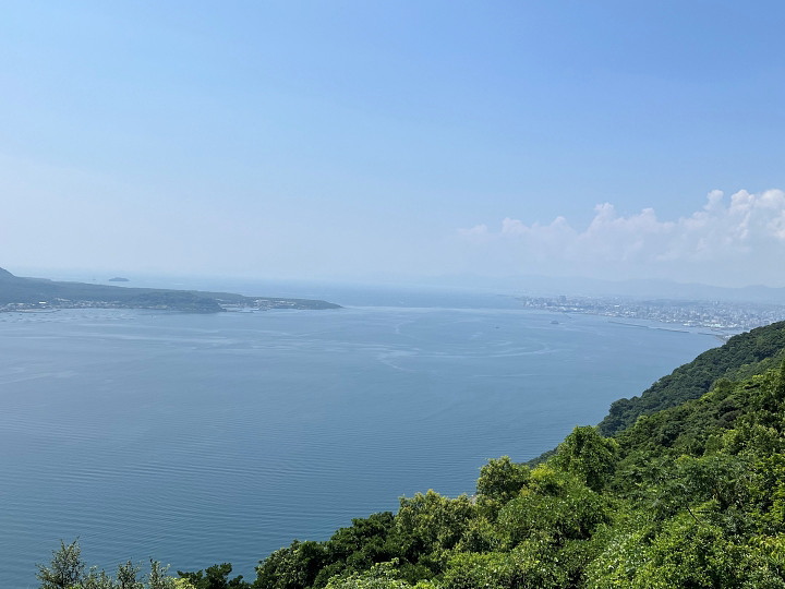 ②桜島と市街（右）は意外と近い（吉野公園から）