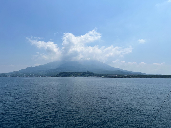 ③フェリーから見た桜島