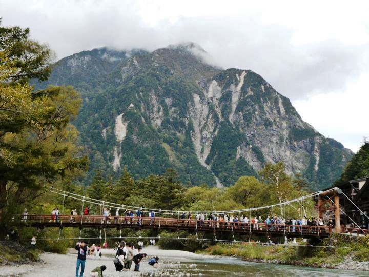 ③上高地（梓川から河童橋、穂高連峰を望む）